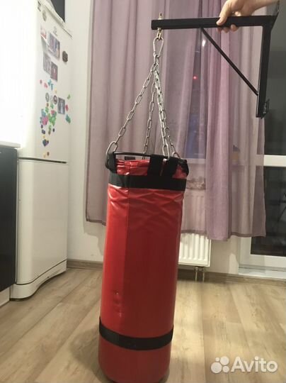 Боксерские перчатки и груша