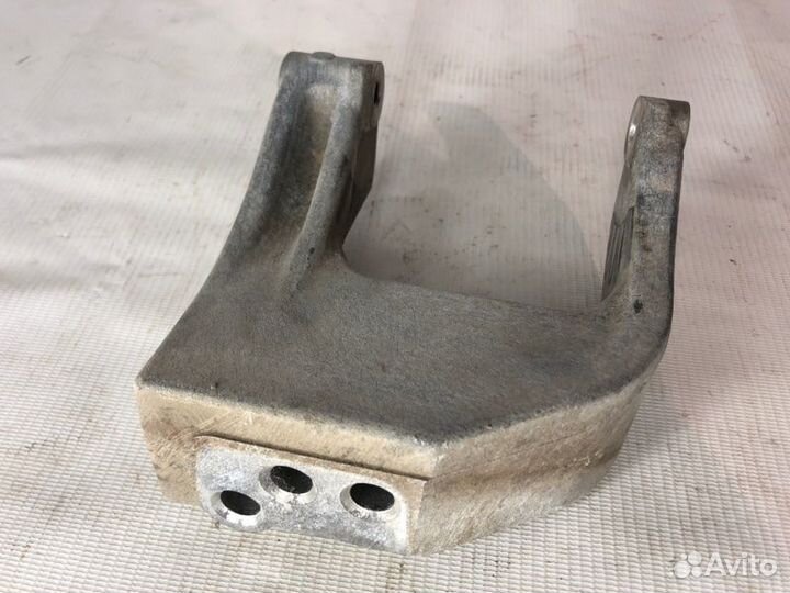 Кронштейн опоры двигателя правый Suzuki Sx4 седан