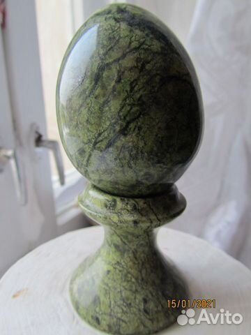 Яйцо на подставке из натурального камня