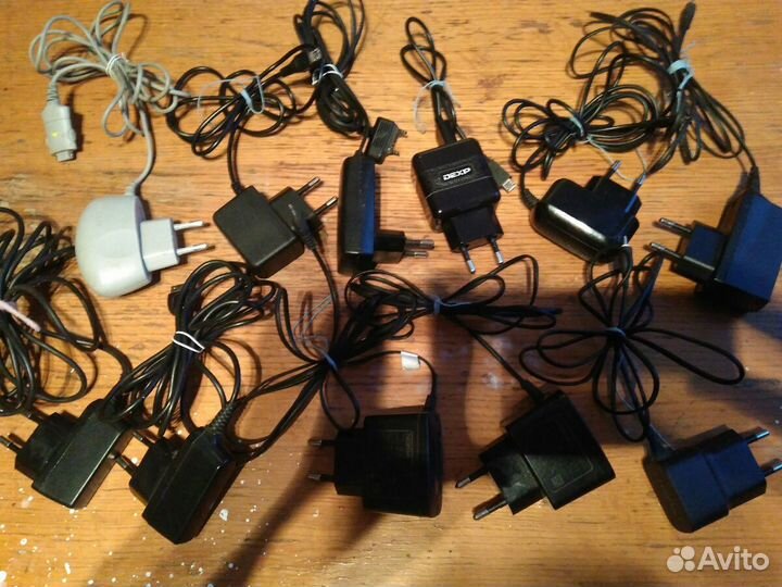 Зарядки и переходники разные