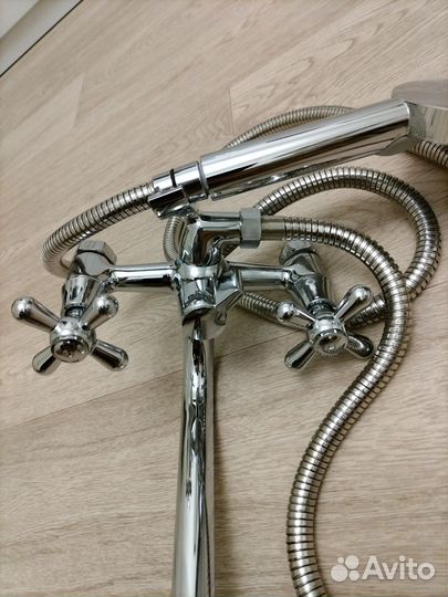 Смеситель для ванны с душем