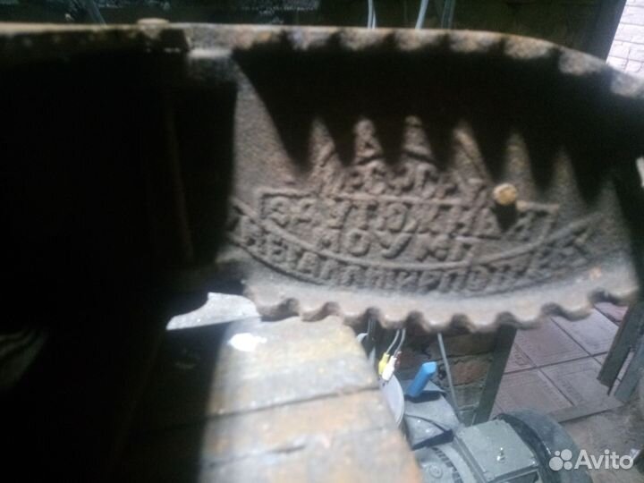 Старинный угольный утюг