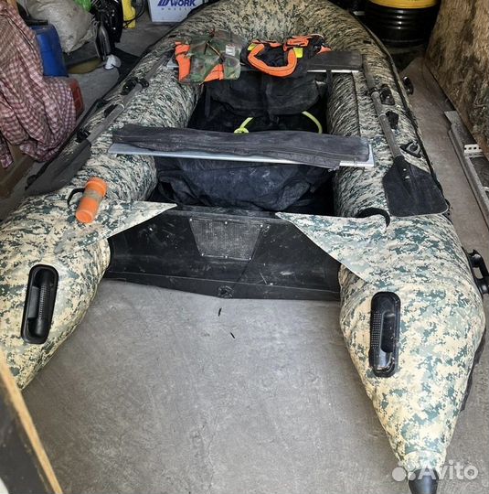 Лодочный мотор и лодка