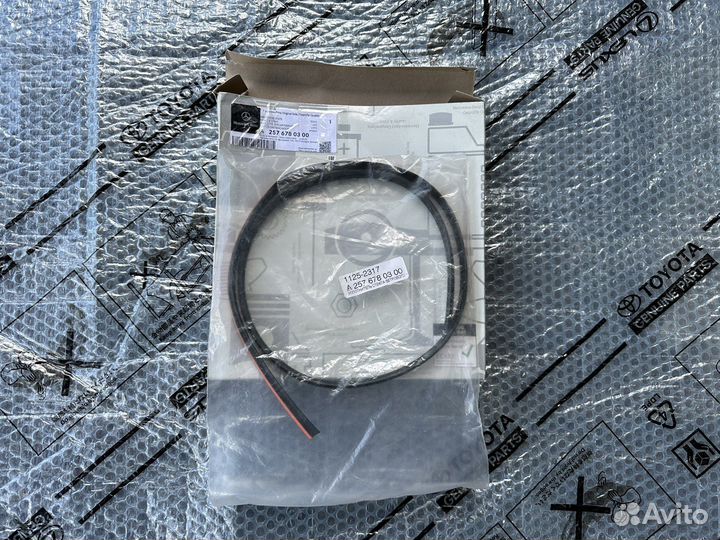 Mercedes уплотнитель лобового стекла A2576780300