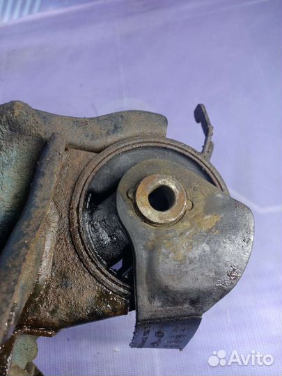 Опора двигателя левая Kia Sportage 2. G4GC