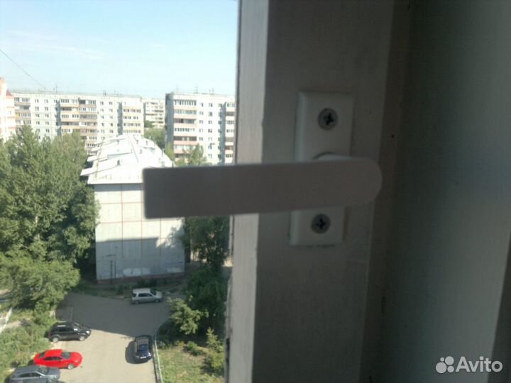 Металлическая оконная ручка + крепеж (саморезы)