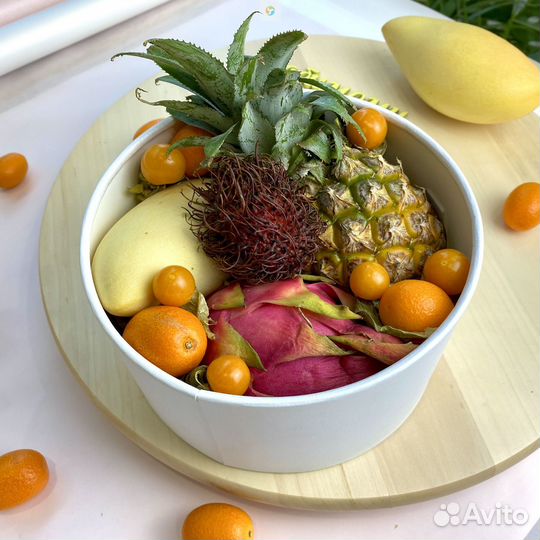 Набор экзотических фруктов (манго, ананасы, мараку