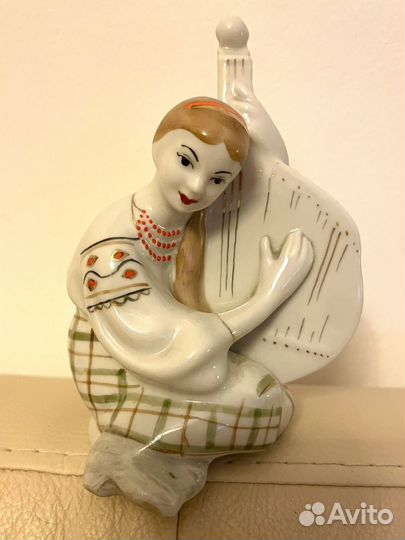 Винтажная статуэтка из фарфора Бандуристка