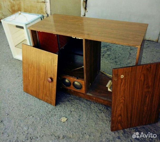 Минибар с холодильником и ячейками для бутылок