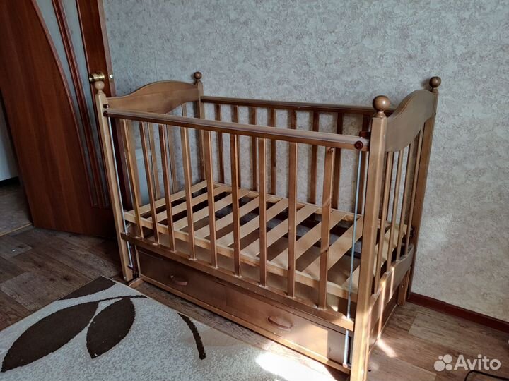Детская кроватка с маятником