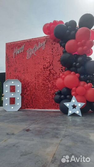 Красная фотозона из паеток красных