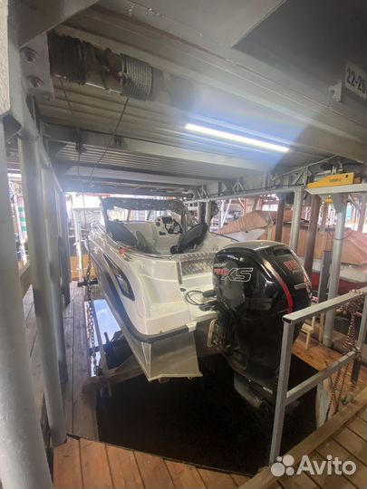 Каютный катер Grizzly 580 с домом над водой