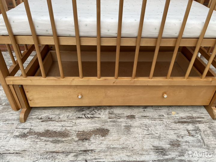 Детская кроватка из дерева с ящиком для вещей