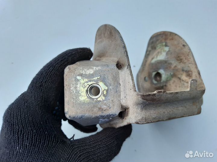 Кронштейн задней опоры Volkswagen Passat B3