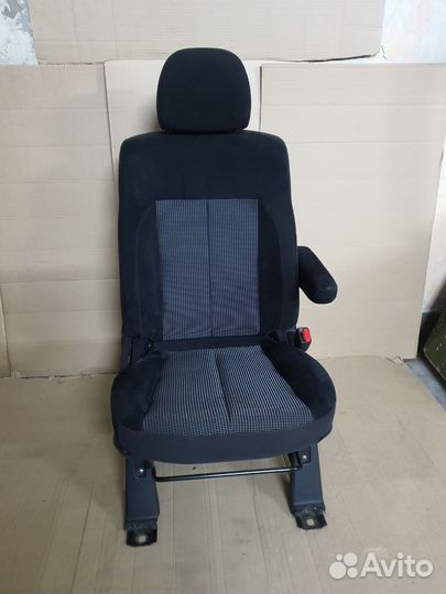 Водительское сидение delica d5