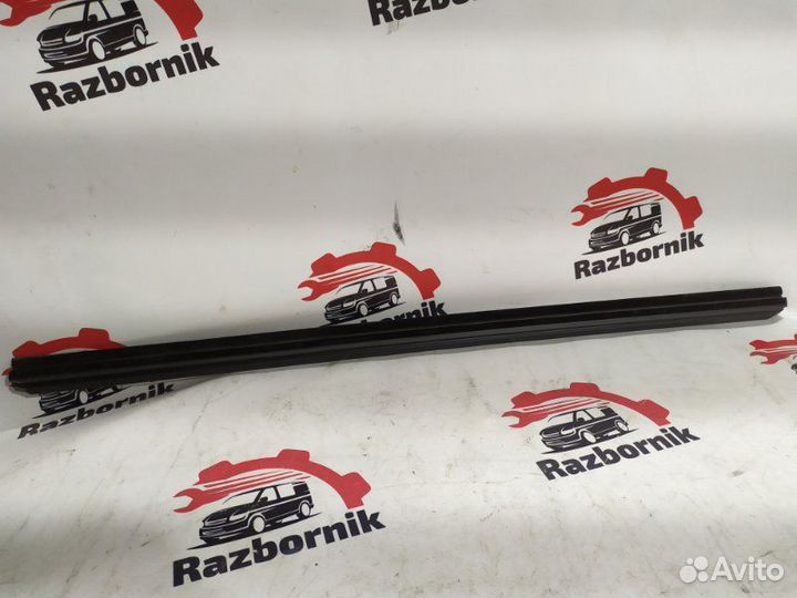 Уплотнитель стекла двери передний правый Mercedes