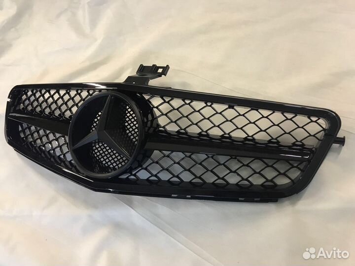 Решетка радиатора Mercedes W204 C63 AMG черная