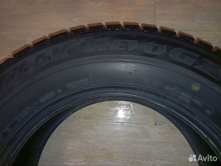 Bridgestone Blizzak Revo GZ 215/65 R16 98S