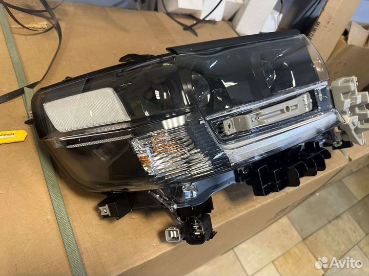 Фара правая Land Cruiser 200 Executive черная