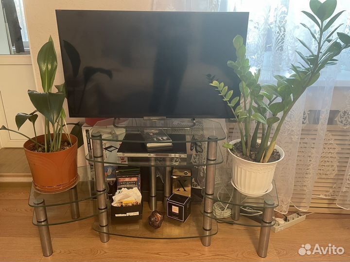 Стеклянная тумба под тв