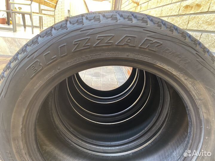 Bridgestone Blizzak DM-V1 215/60 R17