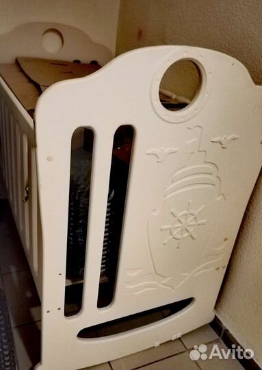 Детская кроватка с маятником