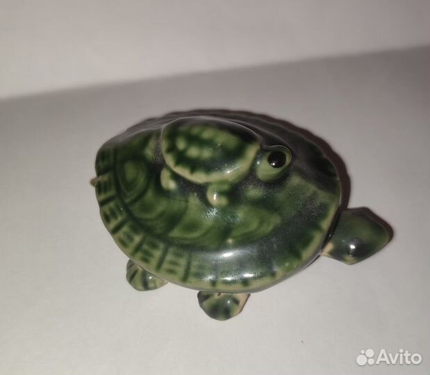 Черепашка из камня с болтающимися ножками