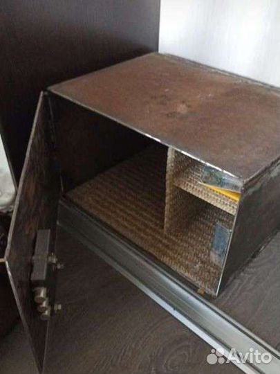 Сейф металлиский