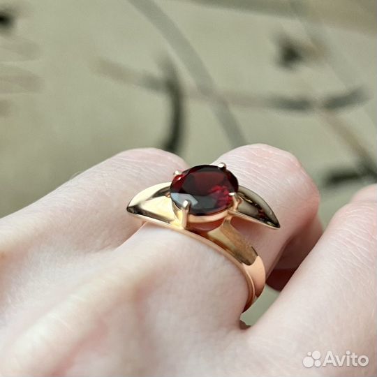 Золотое кольцо с гранатом