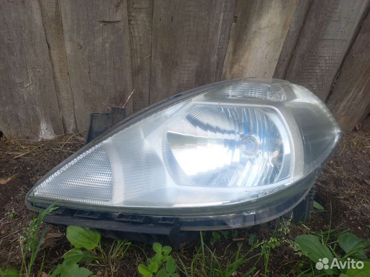 Фары на Ниссан тиида