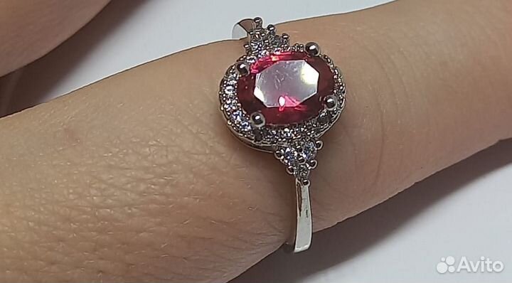 Кольцо женское с красным. Новое