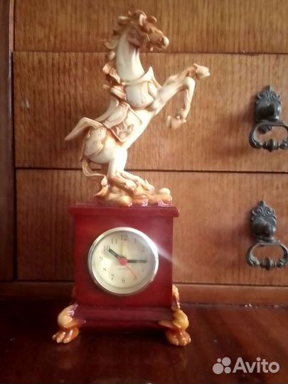 Статуэтка с часами 