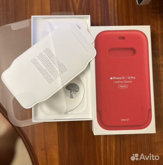 Чехол Apple Leather Sleeve with MagSafe для iPhone