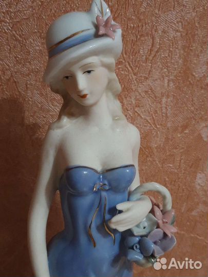 Статуэтка фарфор Девушка с цветами