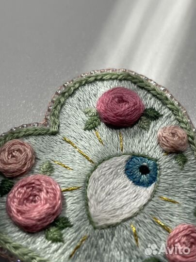 Брошка гладью