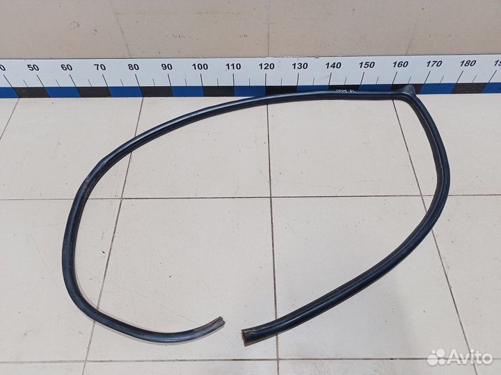 Уплотнитель (внутри) Avensis II 2003-2008