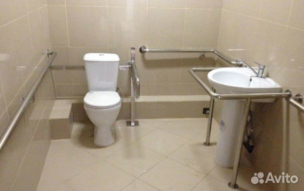 Поручень с опорой в пол