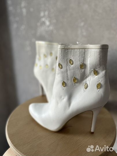 Ботильоны белые 39