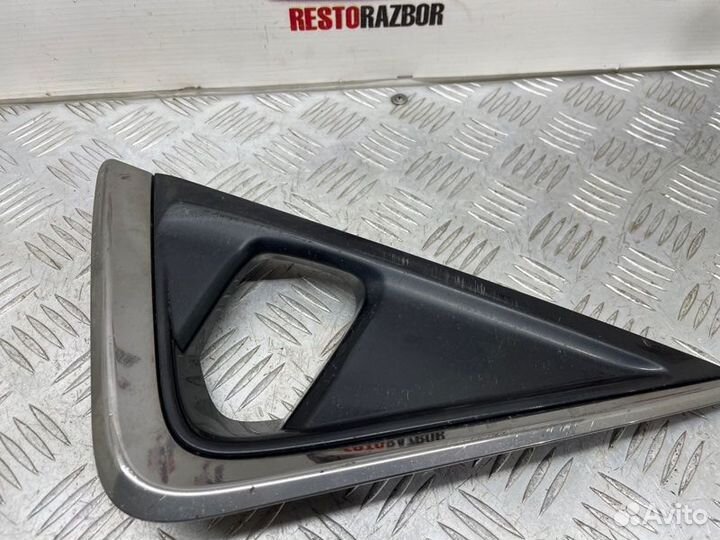 Заглушка бампера передняя правая Toyota Alphard