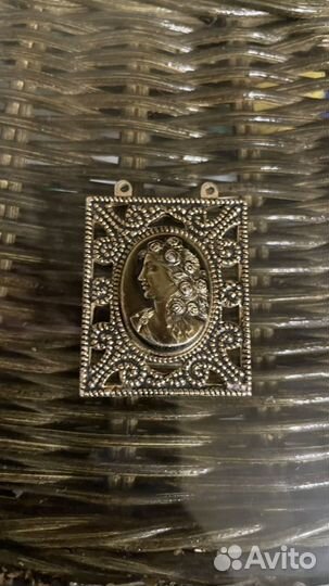 Кулон камея