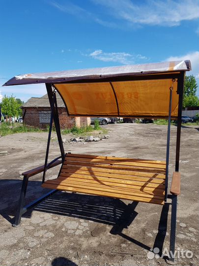 Уличная качель с мягким деревянным сиденьем