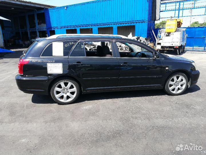 Решетка под лобовое стекло на Toyota Avensis Wagon