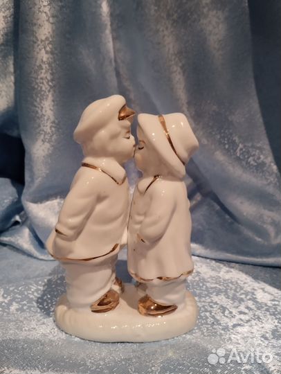 Статуэтка фарфоровая