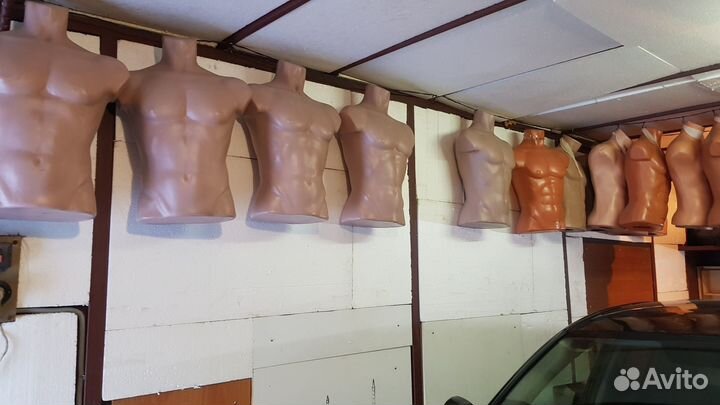 Итальянские хромированные вешала и маникены