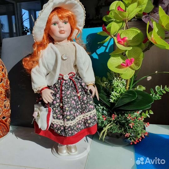 Кукла фарфоровая