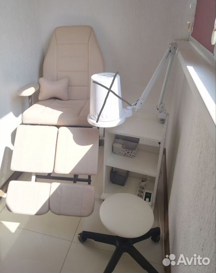 Педикюрное кресло, стул мастера, тележка