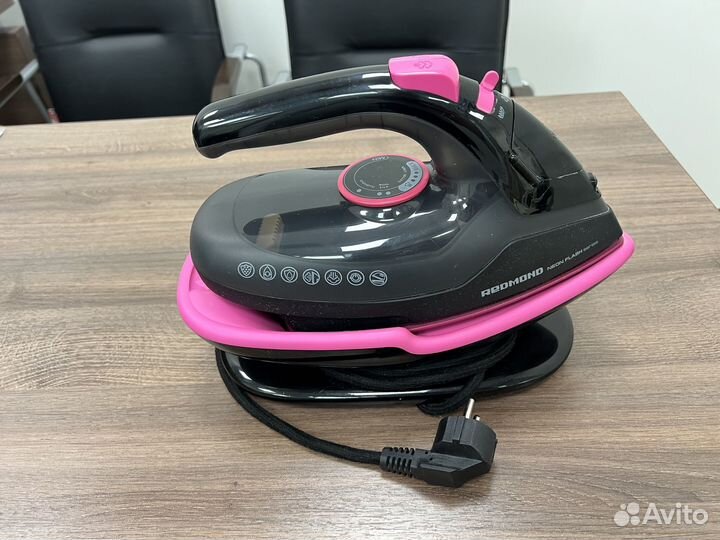 Беспроводной утюг Redmond RI-C234