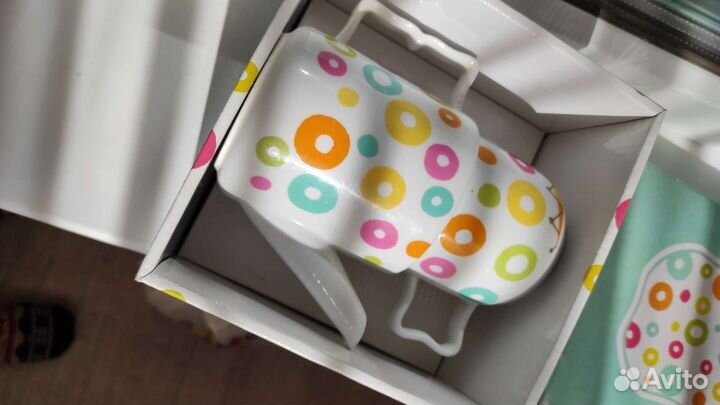 Чайник и кружка с блюдце