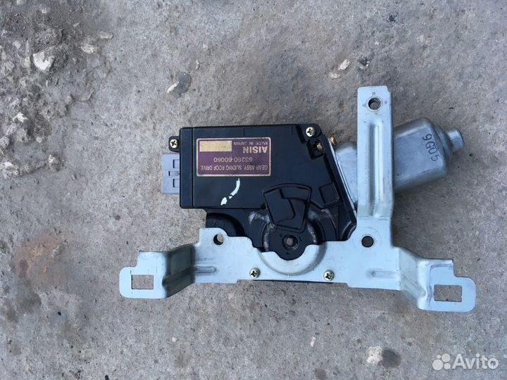 Мотор люка land cruiser 100