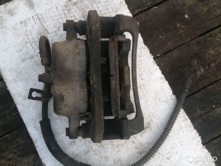 Суппорт передний правый Kia Sorento I BL